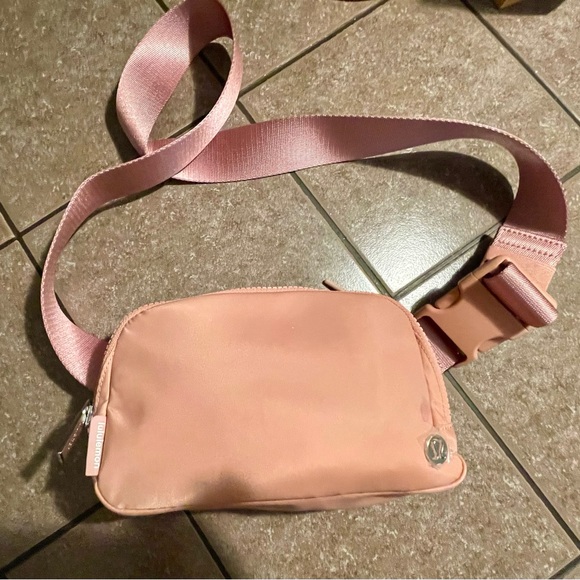 Lululemon Everywhere Belt Bag - Picture 11 of 11